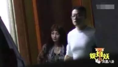 白衣男子爆料新闻,独家爆料新闻背后的真相